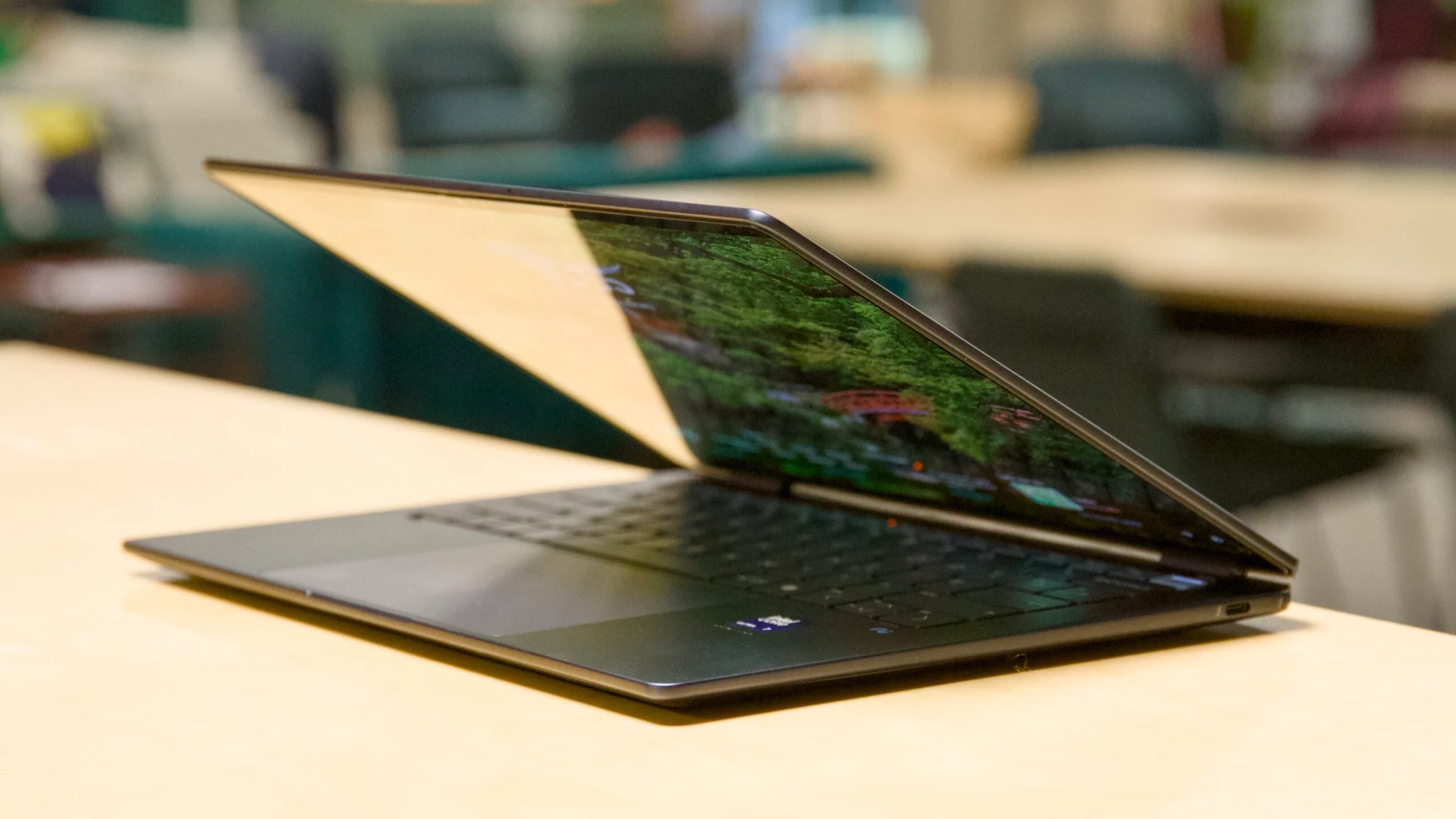 Đánh giá HP OmniBook Ultra Flip 14 – Laptop 2 trong 1 cao cấp với thiết kế xoay gập linh hoạt, hiệu năng mạnh mẽ và trải nghiệm AI hiện đại 17 HP OmniBook Ultra Flip 14.10