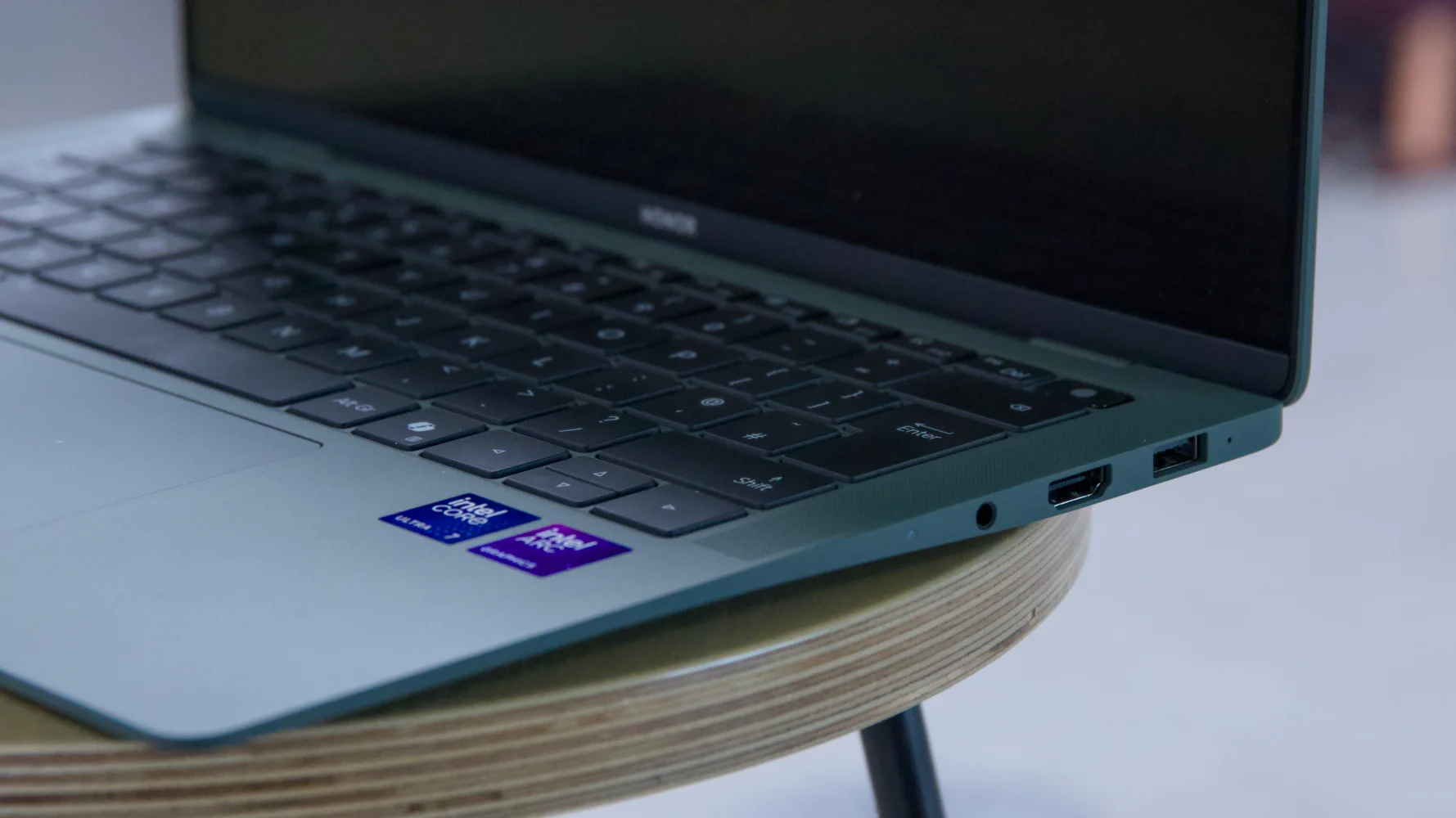 Đánh giá Honor MagicBook Art 14 (2025) – Chiếc ultrabook siêu nhẹ, thiết kế nghệ thuật và hiệu năng vượt trội cho thế hệ sáng tạo mới 24 Honor MagicBook Art 14 202515