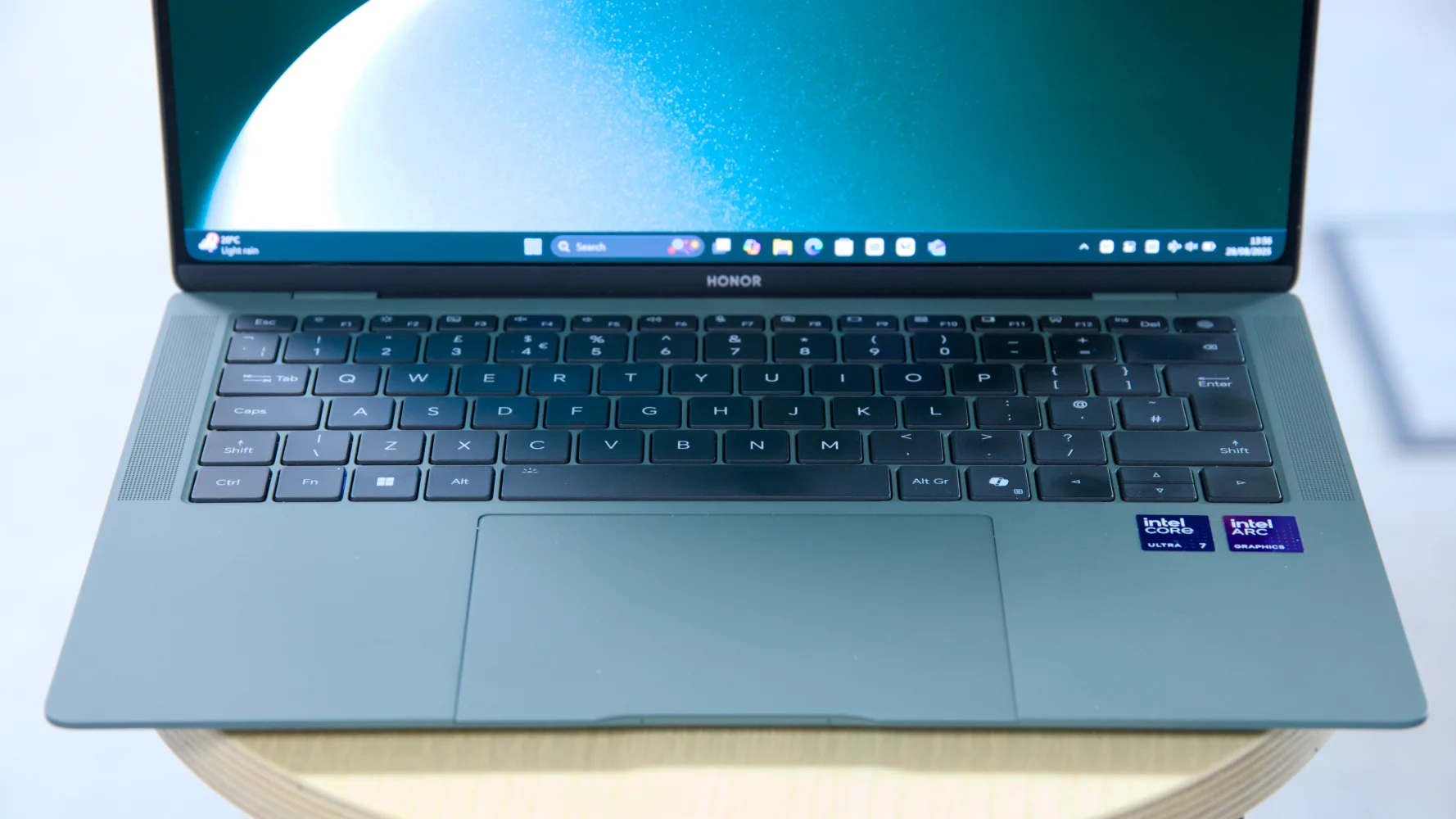 Đánh giá Honor MagicBook Art 14 (2025) – Chiếc ultrabook siêu nhẹ, thiết kế nghệ thuật và hiệu năng vượt trội cho thế hệ sáng tạo mới 26 Honor MagicBook Art 14 202518