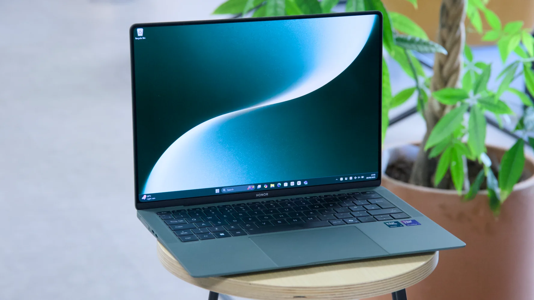 Đánh giá Honor MagicBook Art 14 (2025) – Chiếc ultrabook siêu nhẹ, thiết kế nghệ thuật và hiệu năng vượt trội cho thế hệ sáng tạo mới 37 Honor MagicBook Art 14 202520