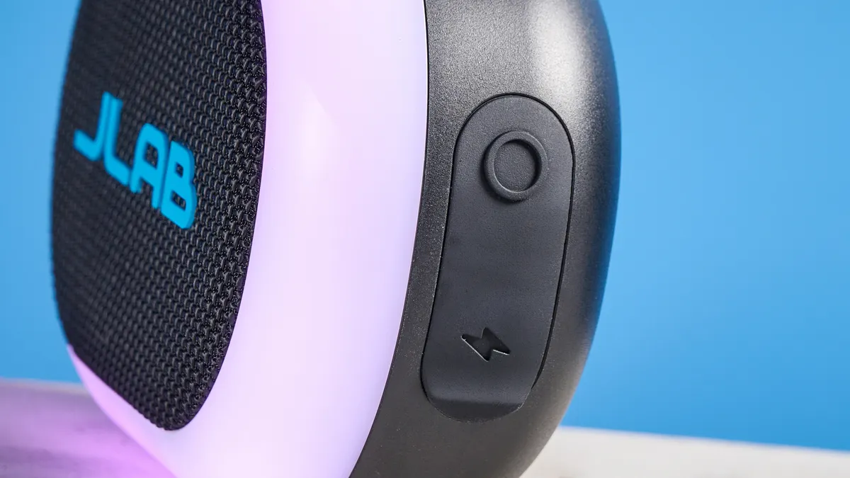 JLab Pop Party: Có gì bên trong "quái thú" tiệc tùng nhỏ gọn này? 12 JLab Pop Party 5