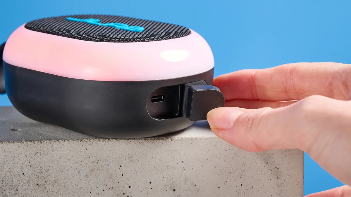 JLab Pop Party: Có gì bên trong "quái thú" tiệc tùng nhỏ gọn này? 13 JLab Pop Party 6