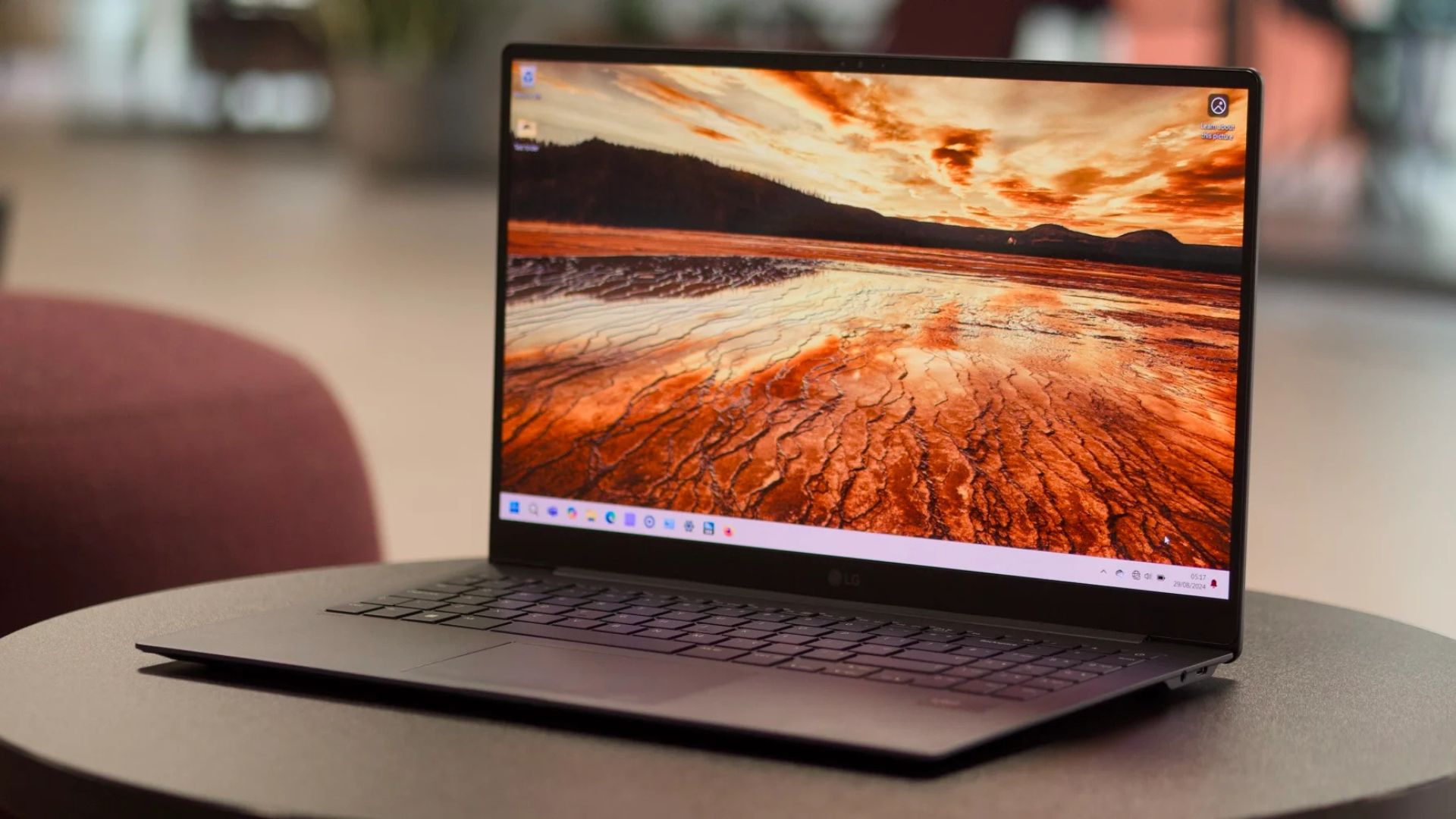 Đánh giá LG Gram SuperSlim 15.6 OLED – Siêu phẩm laptop siêu mỏng nhẹ với màn hình OLED cao cấp, hiệu năng tối ưu và tính di động vượt trội 1 LG Gram SuperSlim 15.6 OLED1