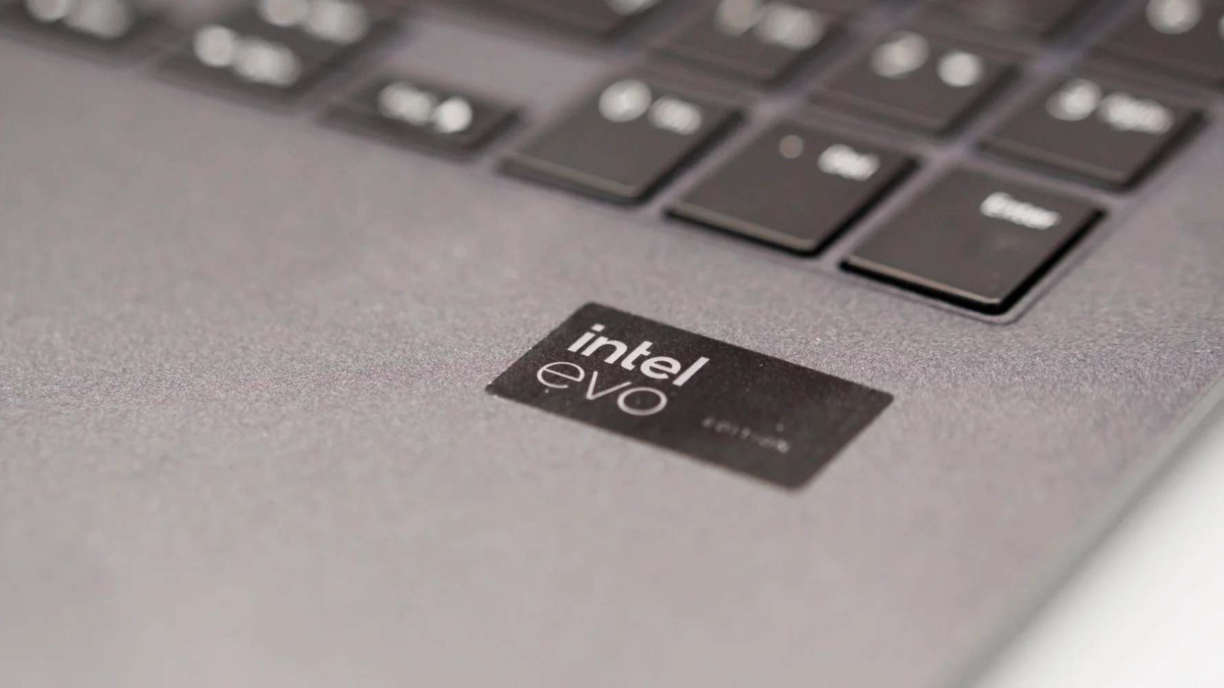 Đánh giá LG Gram SuperSlim 15.6 OLED – Siêu phẩm laptop siêu mỏng nhẹ với màn hình OLED cao cấp, hiệu năng tối ưu và tính di động vượt trội 28 LG Gram SuperSlim 15.6 OLED11