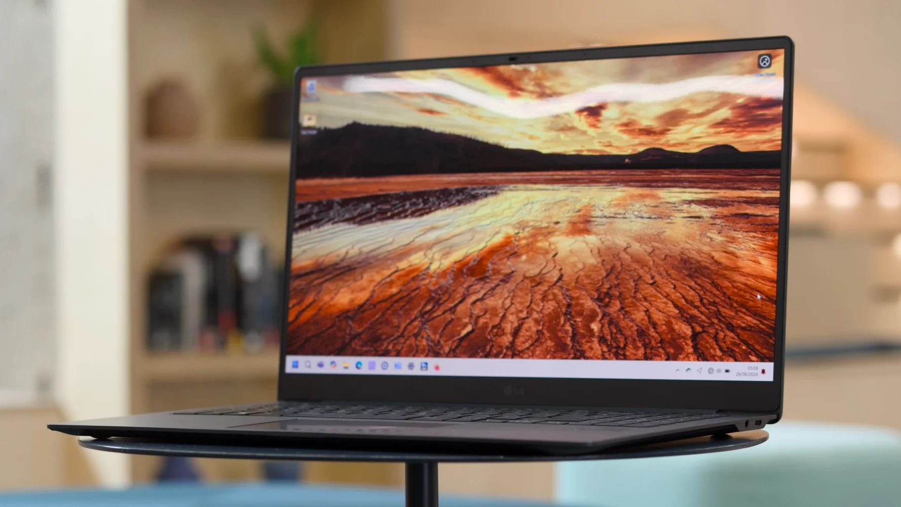 Đánh giá LG Gram SuperSlim 15.6 OLED – Siêu phẩm laptop siêu mỏng nhẹ với màn hình OLED cao cấp, hiệu năng tối ưu và tính di động vượt trội 26 LG Gram SuperSlim 15.6 OLED12