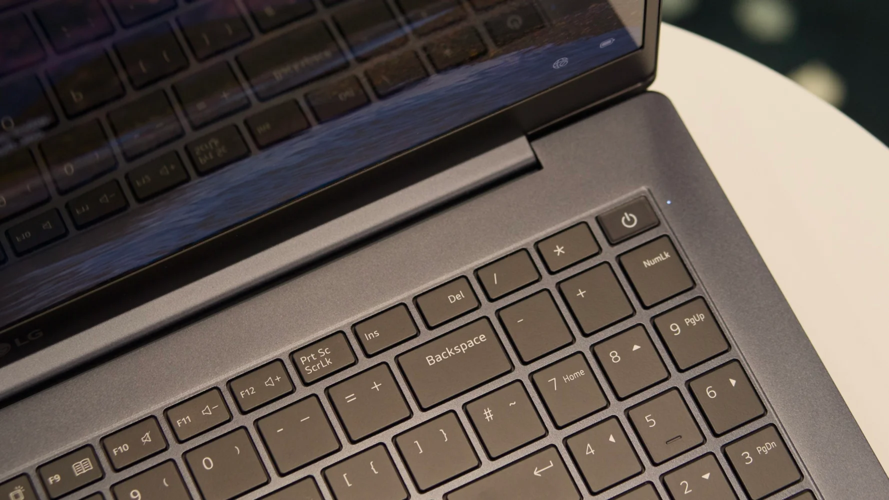 Đánh giá LG Gram SuperSlim 15.6 OLED – Siêu phẩm laptop siêu mỏng nhẹ với màn hình OLED cao cấp, hiệu năng tối ưu và tính di động vượt trội 24 LG Gram SuperSlim 15.6 OLED14