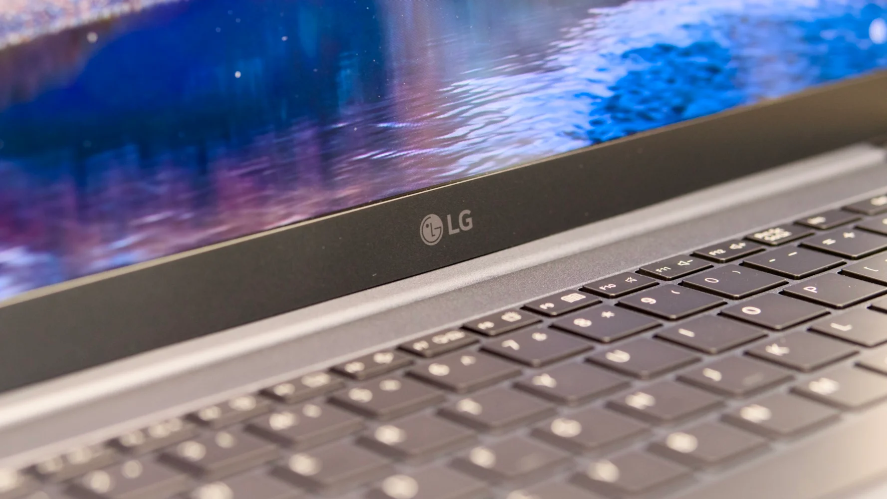 Đánh giá LG Gram SuperSlim 15.6 OLED – Siêu phẩm laptop siêu mỏng nhẹ với màn hình OLED cao cấp, hiệu năng tối ưu và tính di động vượt trội 27 LG Gram SuperSlim 15.6 OLED17