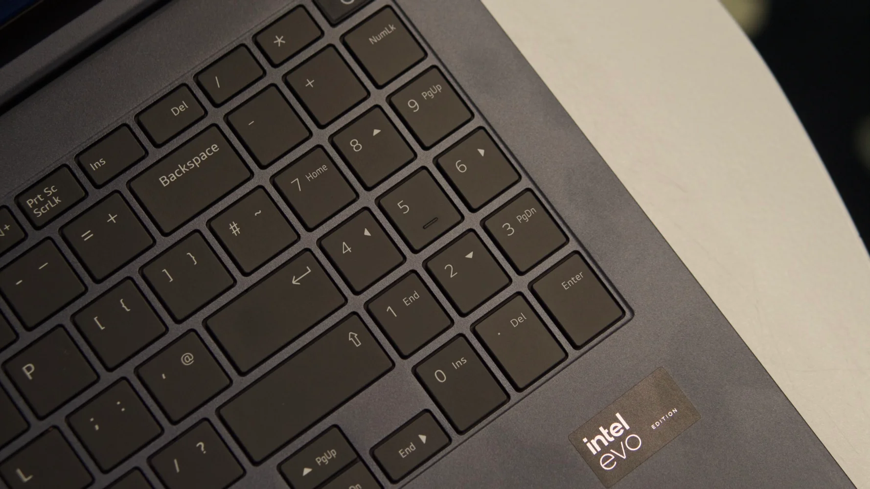 Đánh giá LG Gram SuperSlim 15.6 OLED – Siêu phẩm laptop siêu mỏng nhẹ với màn hình OLED cao cấp, hiệu năng tối ưu và tính di động vượt trội 33 LG Gram SuperSlim 15.6 OLED8