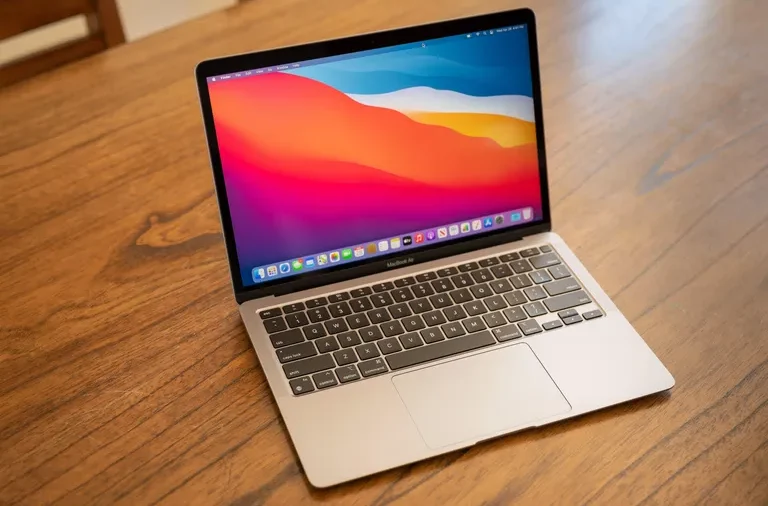 Top những chiếc MacBook tốt nhất năm nay – Lựa chọn hoàn hảo cho học tập, làm việc và sáng tạo nội dung 11 M1 MacBook Air 13 inch 2020 e1764842387666