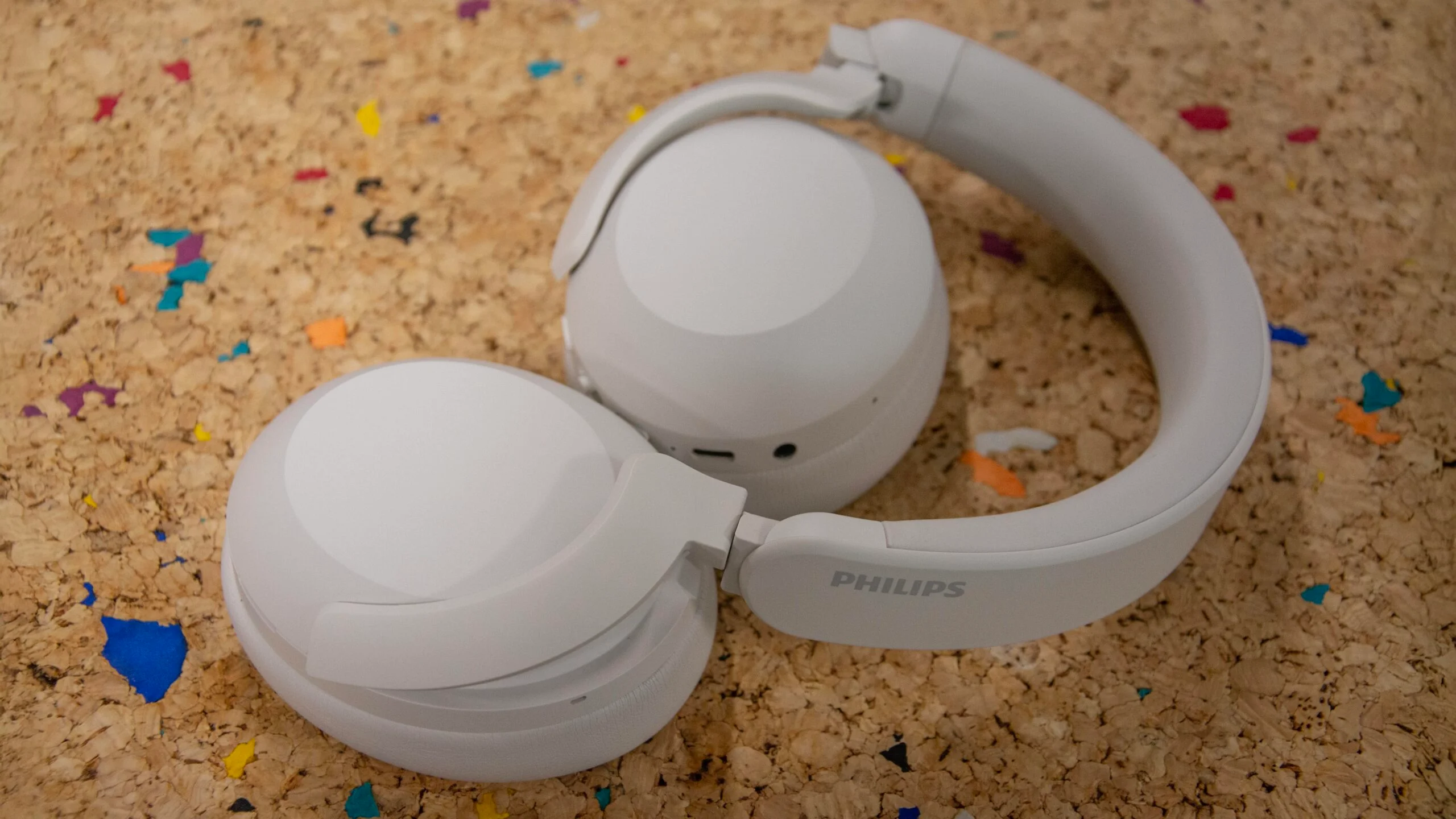 Đánh giá tai nghe Philips H8000E – Trải nghiệm âm thanh đỉnh cao với thiết kế thoải mái và công nghệ hiện đại 17 Philips H8000E 12