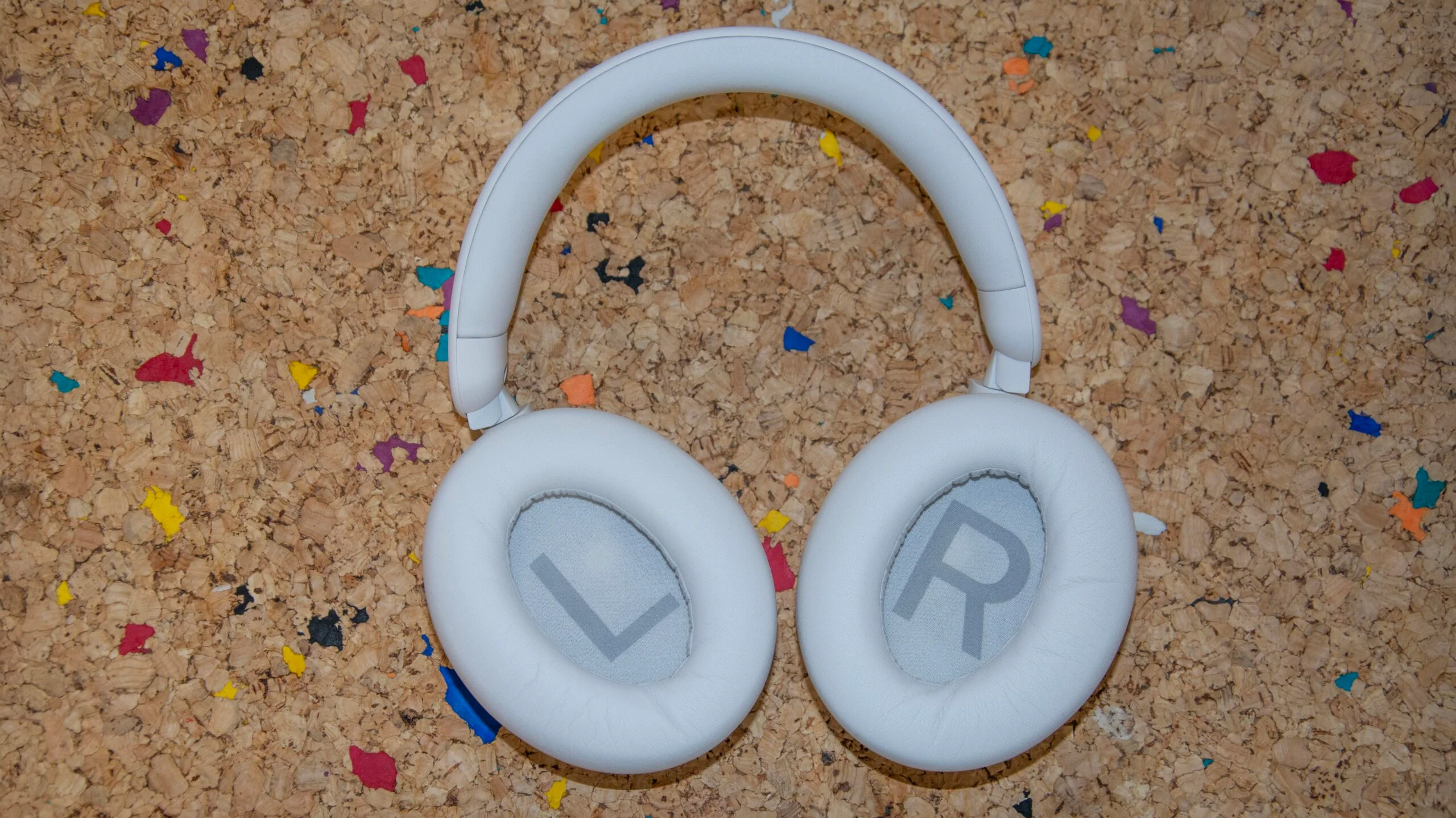 Đánh giá tai nghe Philips H8000E – Trải nghiệm âm thanh đỉnh cao với thiết kế thoải mái và công nghệ hiện đại 22 Philips H8000E 9