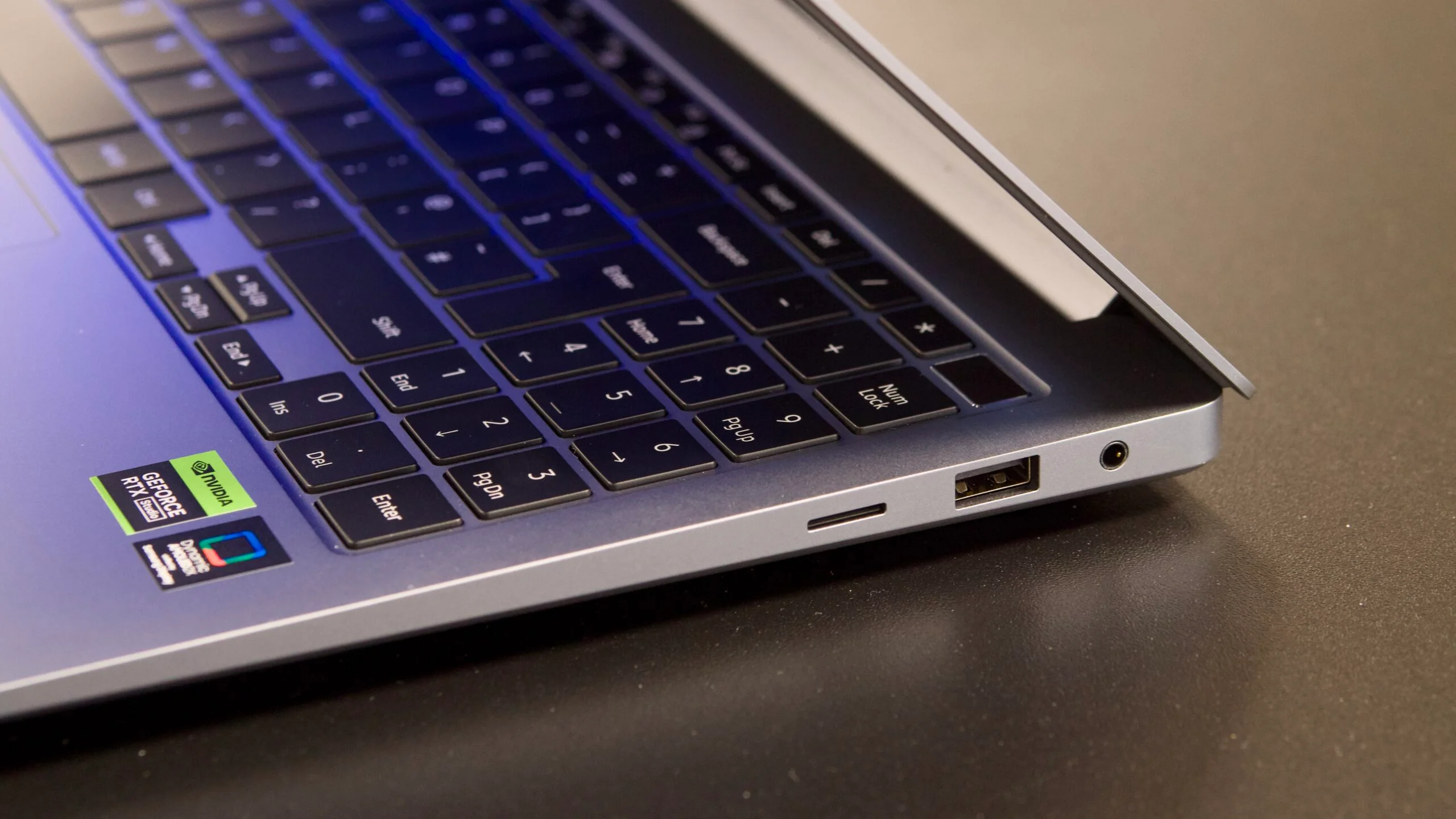 Đánh giá Samsung Galaxy Book4 Ultra – Lựa chọn hàng đầu cho làm việc, AI và sáng tạo nội dung chuyên sâu 23 Samsung Galaxy Book4 Ultra.9