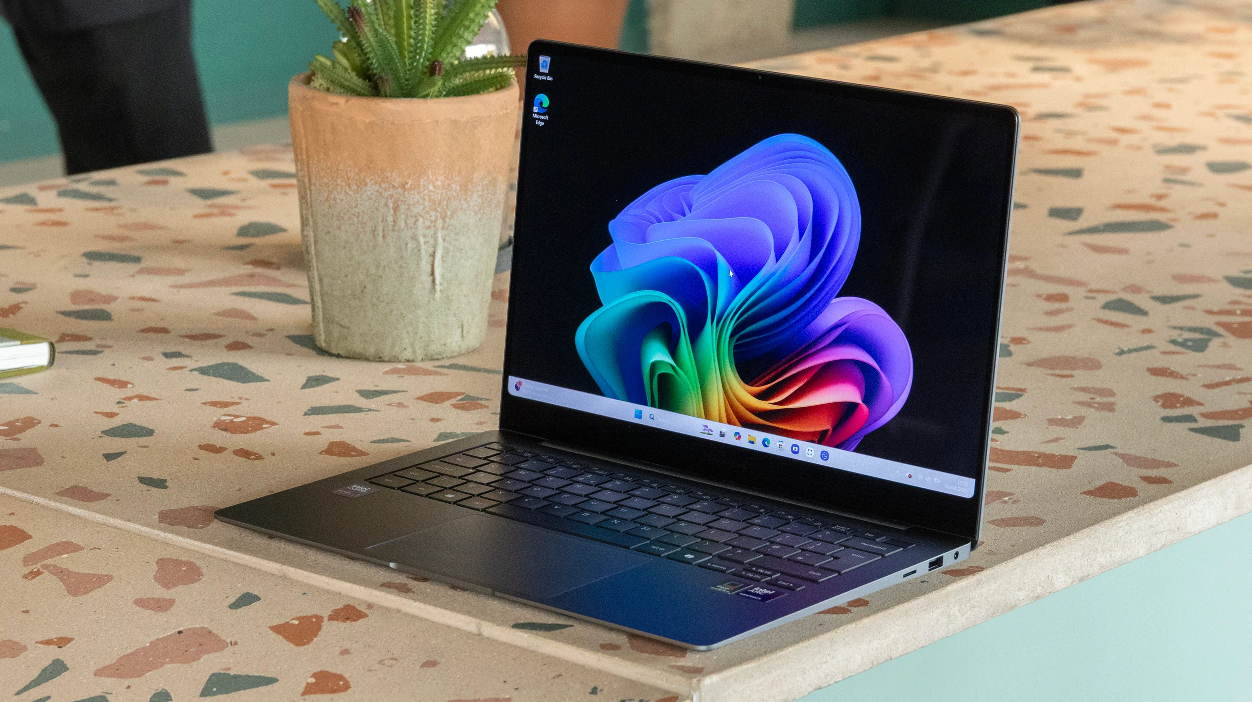 Đánh giá Samsung Galaxy Book5 Pro – Laptop cao cấp mỏng nhẹ, màn hình ấn tượng và hiệu năng mạnh mẽ cho người dùng chuyên nghiệp 37 Samsung Galaxy Book5 Pro.1