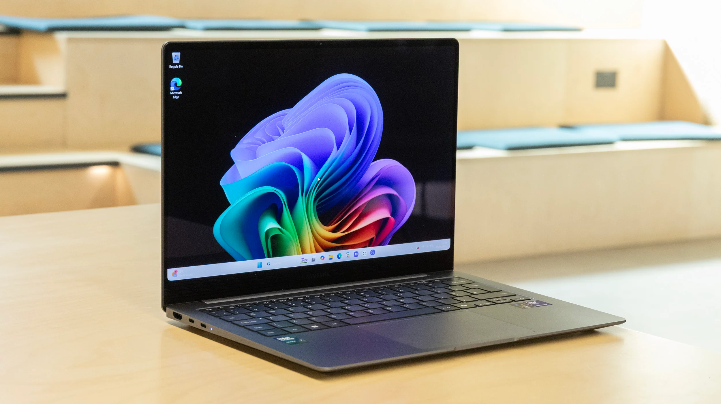 Đánh giá Samsung Galaxy Book5 Pro – Laptop cao cấp mỏng nhẹ, màn hình ấn tượng và hiệu năng mạnh mẽ cho người dùng chuyên nghiệp 23 Samsung Galaxy Book5 Pro.10