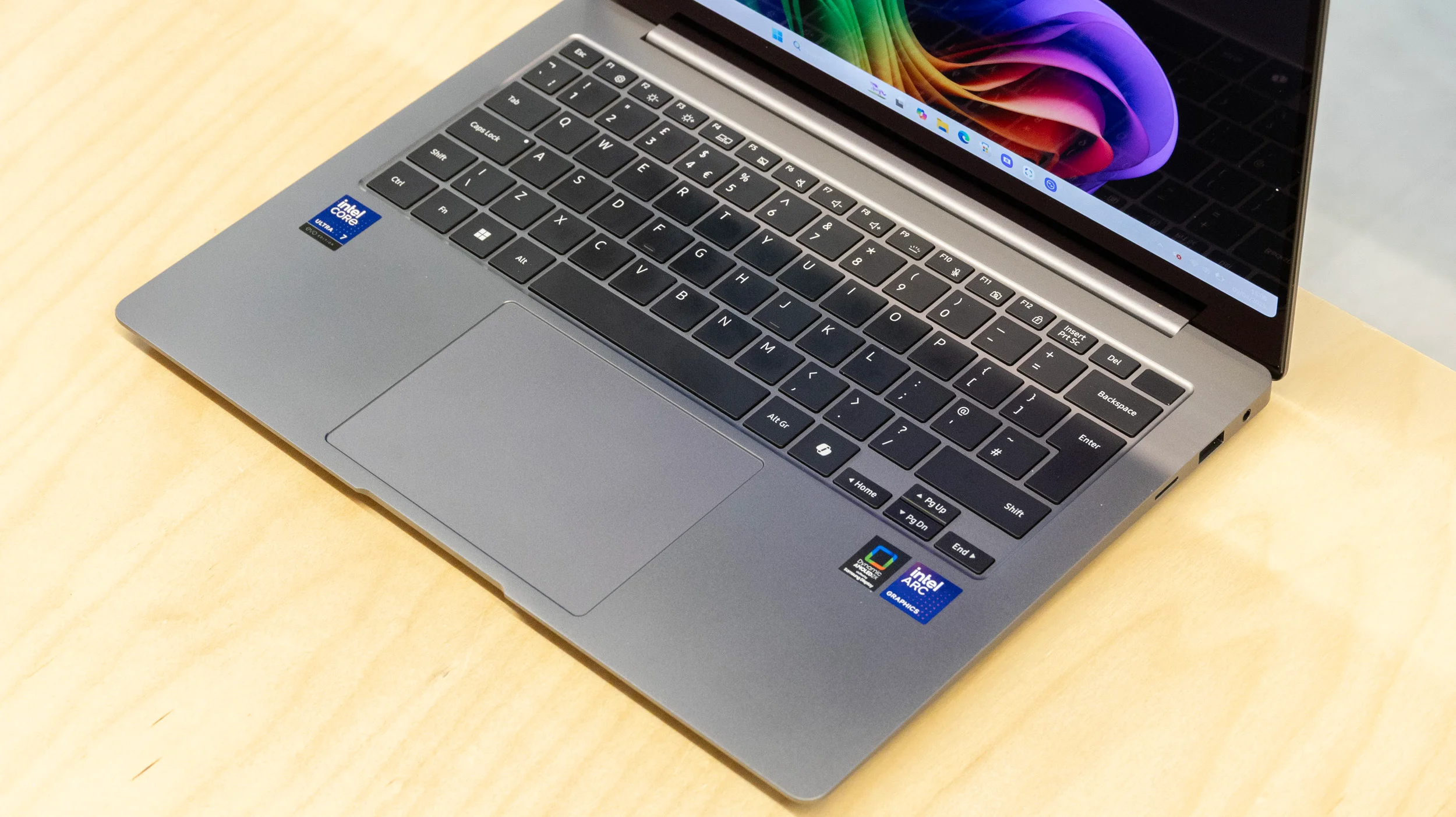 Đánh giá Samsung Galaxy Book5 Pro – Laptop cao cấp mỏng nhẹ, màn hình ấn tượng và hiệu năng mạnh mẽ cho người dùng chuyên nghiệp 28 Samsung Galaxy Book5 Pro.18