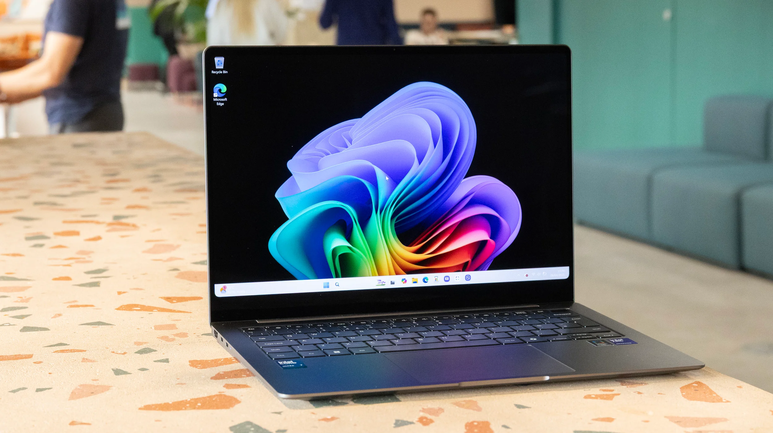 Đánh giá Samsung Galaxy Book5 Pro – Laptop cao cấp mỏng nhẹ, màn hình ấn tượng và hiệu năng mạnh mẽ cho người dùng chuyên nghiệp 31 Samsung Galaxy Book5 Pro.19