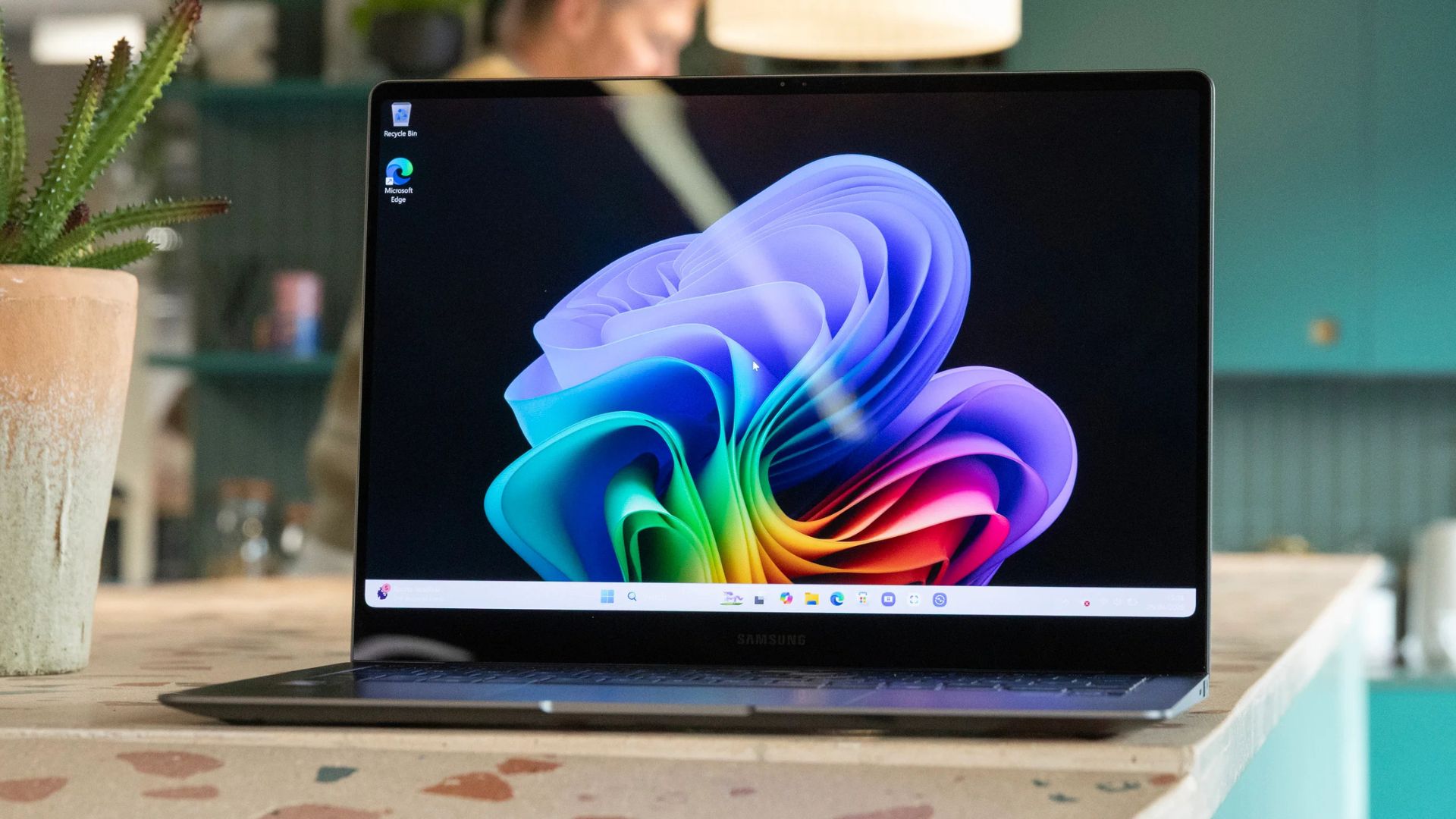 Đánh giá Samsung Galaxy Book5 Pro – Laptop cao cấp mỏng nhẹ, màn hình ấn tượng và hiệu năng mạnh mẽ cho người dùng chuyên nghiệp 1 Samsung Galaxy Book5 Pro.2