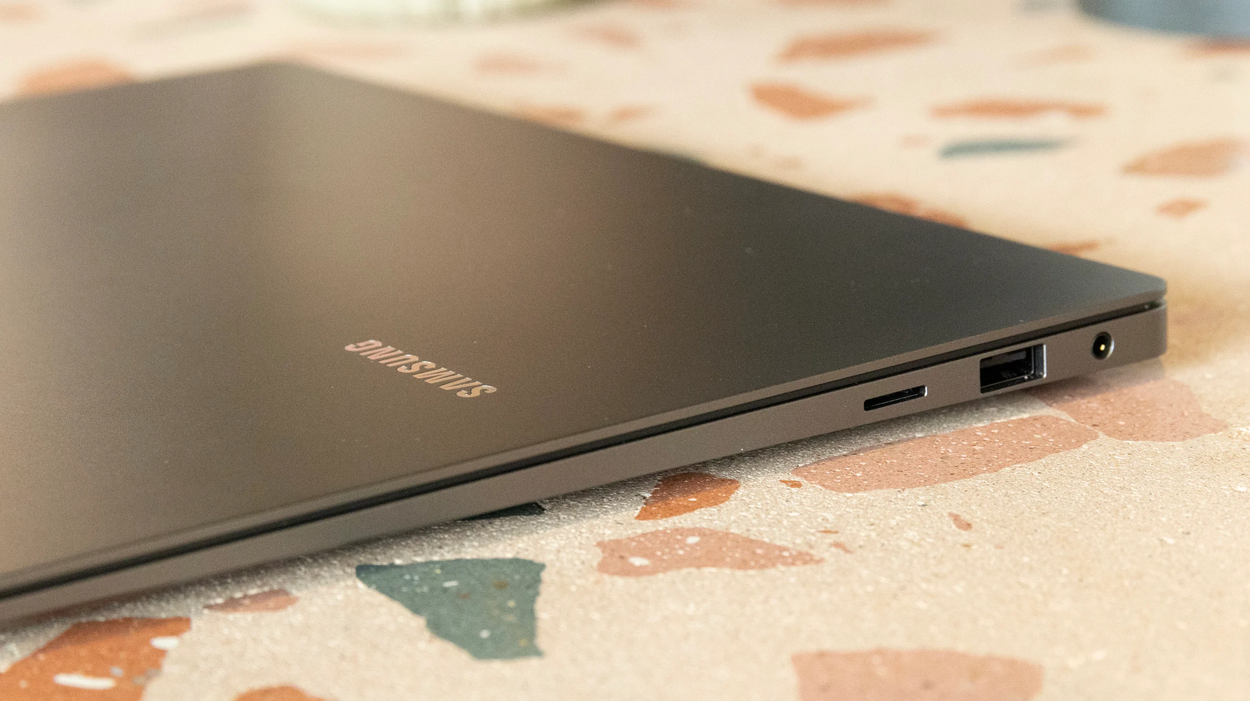 Đánh giá Samsung Galaxy Book5 Pro – Laptop cao cấp mỏng nhẹ, màn hình ấn tượng và hiệu năng mạnh mẽ cho người dùng chuyên nghiệp 24 Samsung Galaxy Book5 Pro.9