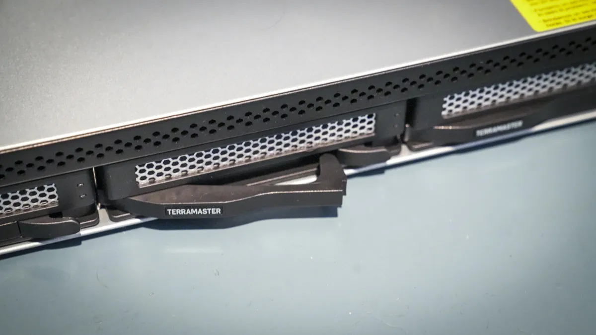 Vì sao TerraMaster D4-320U đang trở thành NAS đáng mua nhất 2025? 10 TerraMaster D4 320U 4