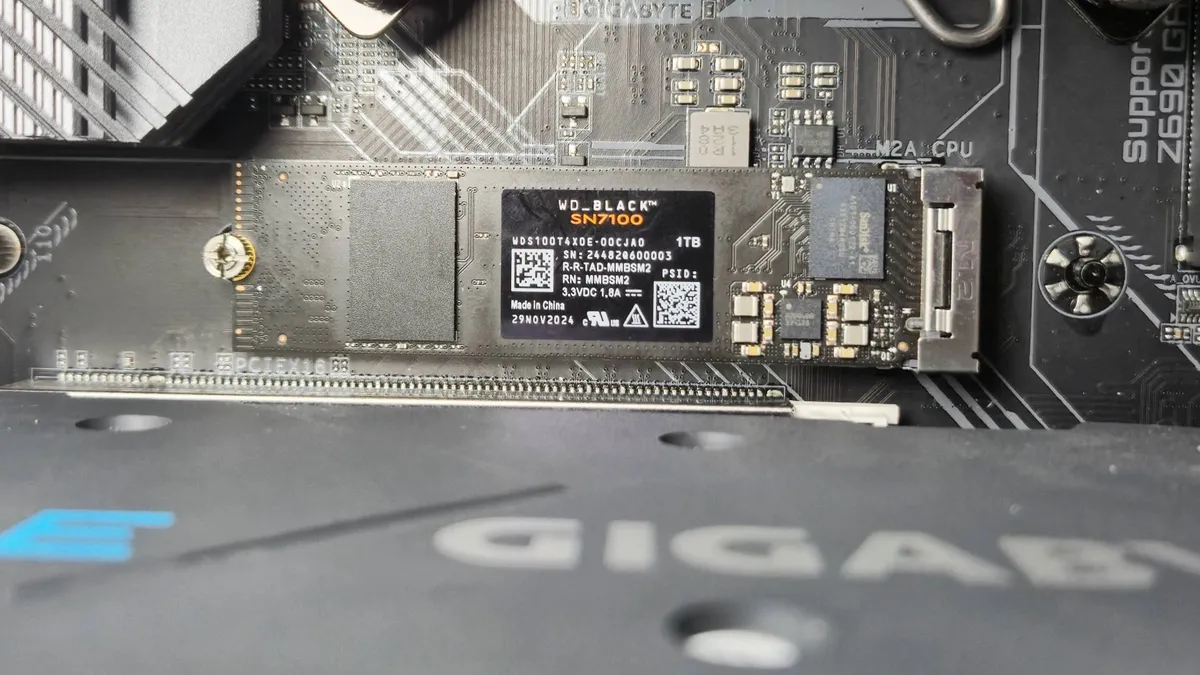 WD Black SN7100 SSD 2